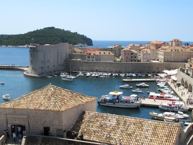 De haven van Oud Dubrovnik vanaf de stadsmuur